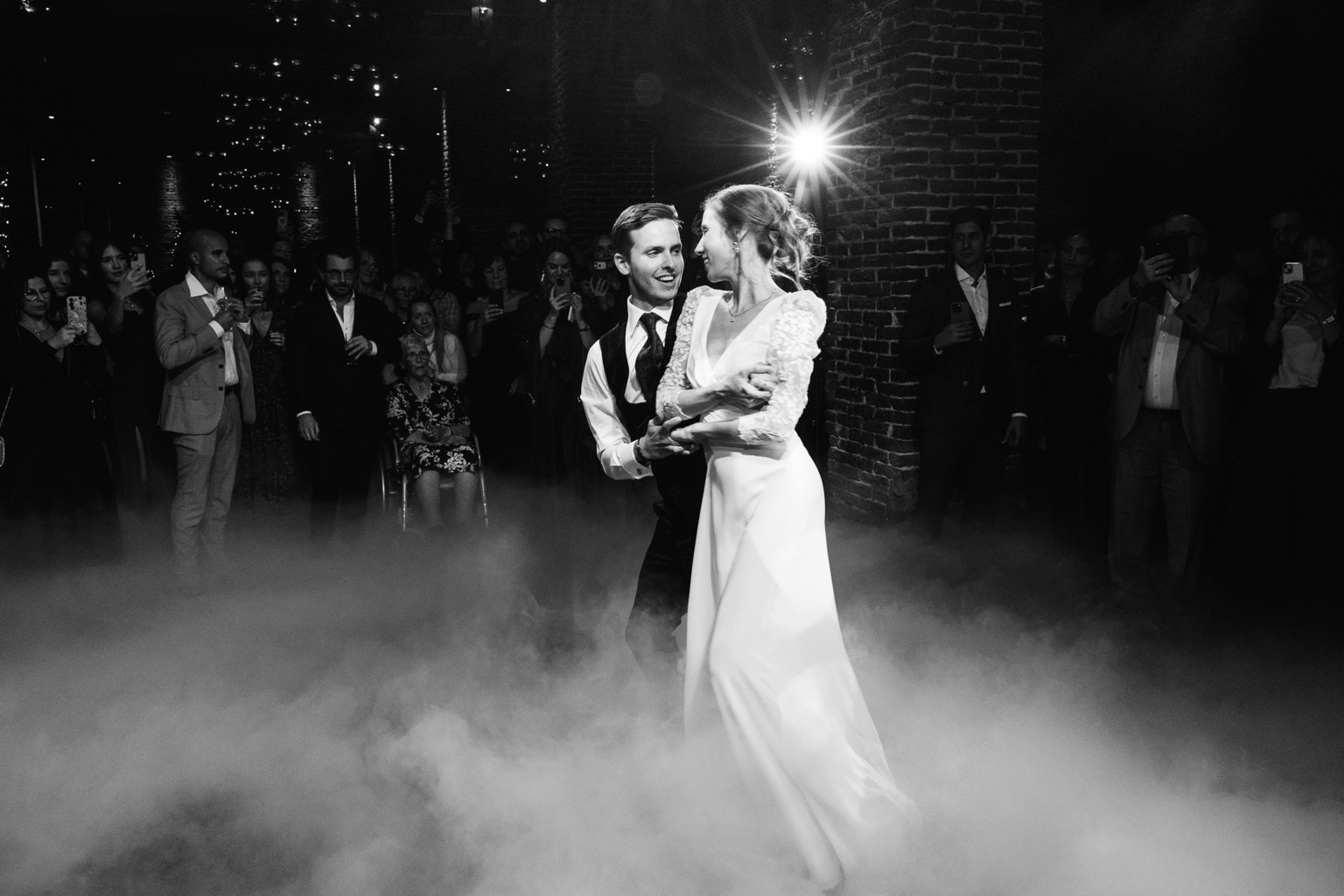 Ouverture de bal dans la fumée lourde lors d’un mariage