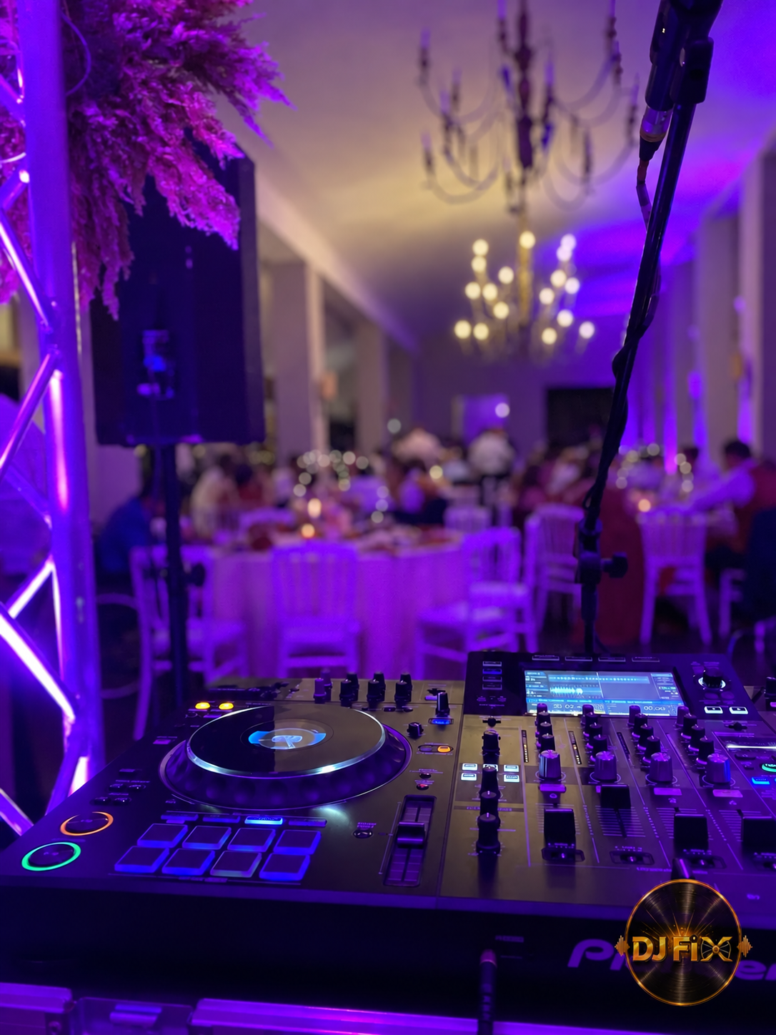 Platines professionnelles dans une ambiance violette